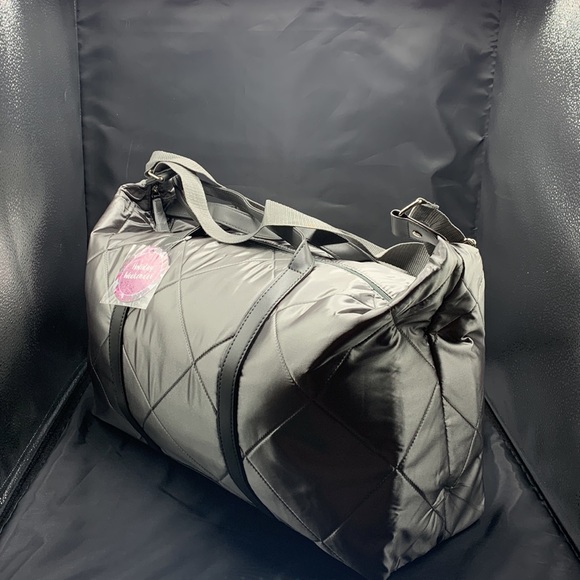 Holiday Weekender - Picture 2 of 4